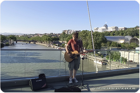Музыкант на мосту Рике