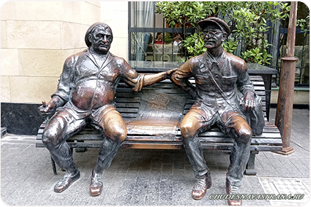 Памятник в Тбилиси почтальон и его друг