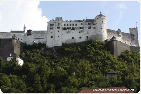 Крепость Хоэнзальцбург возвышается над городом