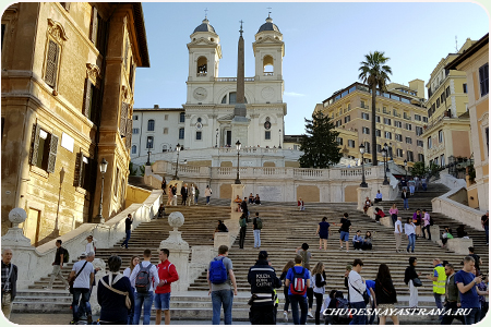 Одна из самых известных достопримечательностей Рима - Испанская лестница 