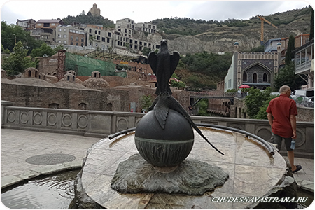Памятник соколу и фазану в Тбилиси