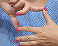 соединить указательный палец правой руки с большим пальцем левой руки, а большой палец правой руки с указательным пальцем левой руки